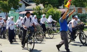 Bersepeda ke sekolah